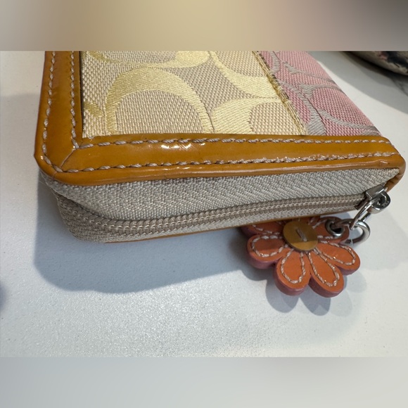 Coach Daisy 🌼 Patchwork Wallet Rare 💎 - Picture 3 of 7